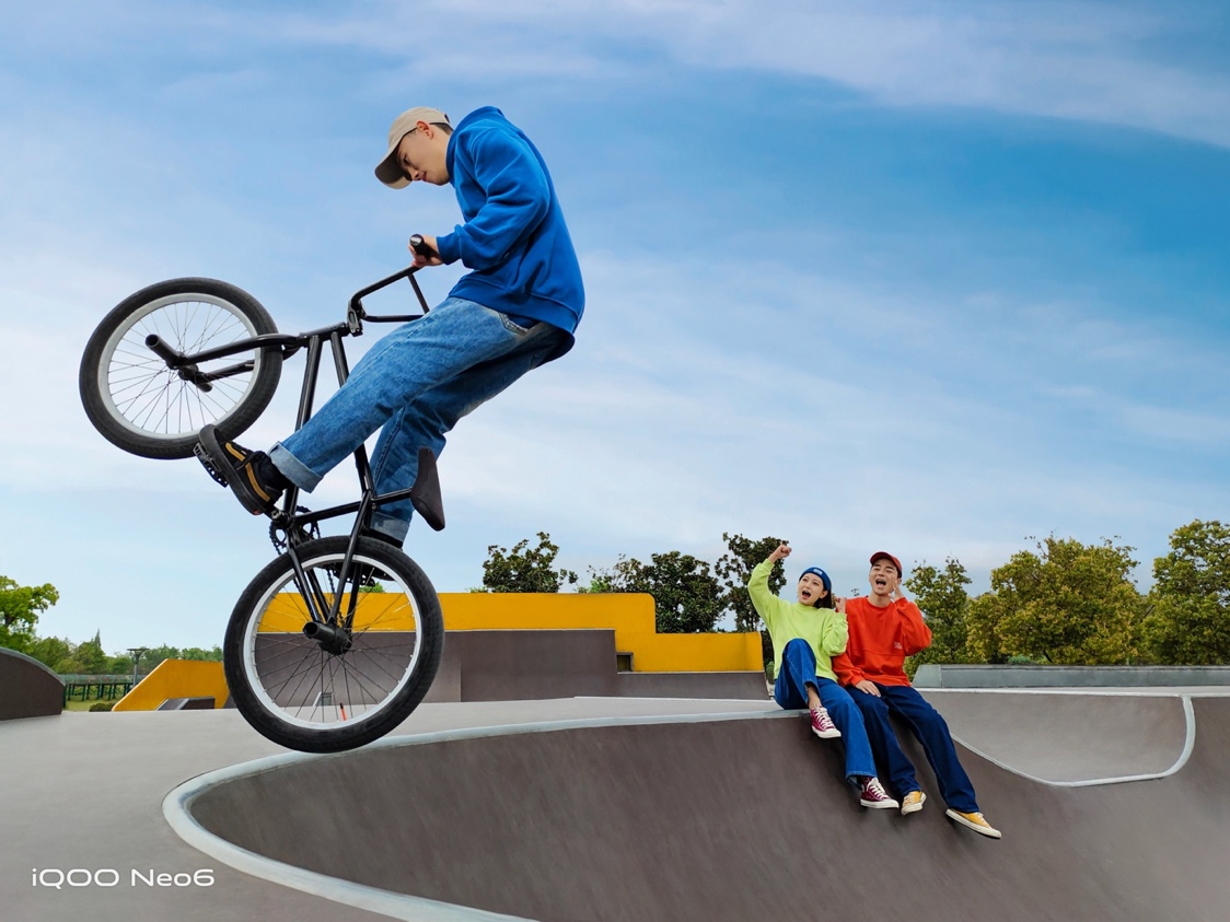 男人骑着自行车的人跳起来玩滑板

描述已自动生成